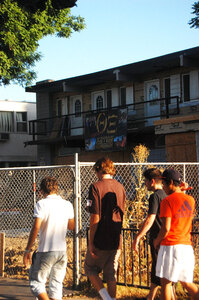 Locked out · Students walk by the Theta Xi fraternity house on The Row. The house is still gated as construction continues, weeks past the scheduled date of completion. - Alejandra Vargas-Johnson | Daily Trojan