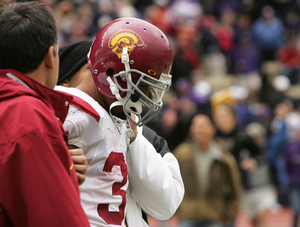 Familiar pain · Senior fullback Stanley Havili hangs his head in disappointment after the Huskies’ 16-13 upset over the No. 3 Trojans in Seattle. - Leah Thompson | Daily Trojan