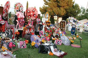 Momentos · Observers of Dia de los Muertos craft altars with marigolds, sugar skulls and photos for loved ones. - Amaresh Sundaram Kuppuswamy | Daily Trojan