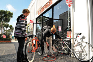 Helping hand· Juniors Toby Eversole and Andrey Artamonov use the services of L.A. Bicycles, a local business CCU is attempting to assist. - Geo Tu | Daily Trojan