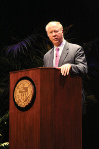 Into the future · David Gergen, who held positions in the Reagan, Nixon, Ford and Clinton administrations, spoke Thursday about America’s crisis of leadership and its potential impact. - Carlo Acenas | Daily Trojan