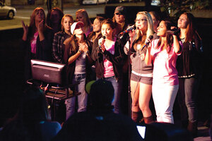 The right notes · Members of Alpha Phi sing on the lawn of Gamma Phi Beta during Thursday’s Karaoke Night, a part of Greek Week, which aimed to involve all councils. - Ian Elston | Daily Trojan