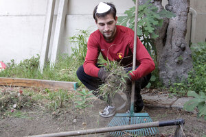 Dig it · Pablo Ortiz de Urbina, founder of the SCivic Engagement Committee, helps with gardening at a local women’s shelter as part of Saturday’s Friends & Neighbors Day. - Mike Lee | Daily Trojan