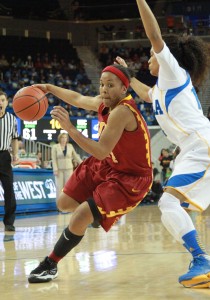 Crunch time · USC sophomore guard Ariya Crook has averaged 11.5 points per game in the team’s two victories this past weekend. - Ralf Cheung | Daily Trojan 