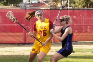 Off the mark · Freshman attack Caroline de Lyra (left) scored just one goal in USC’s 16-11 defeat Sunday at the hands of Denver at McAlister Field. De Lyra is the team’s leading scorer with 41 goals and 82 total points. - Ralf Cheung | Daily Trojan 