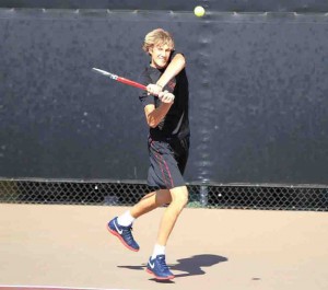 Holding serve · Freshman Max de Vroome did his best to keep the Trojans afloat by winning both his doubles and singles matches.  - Corey Marquetti | Daily Trojan 