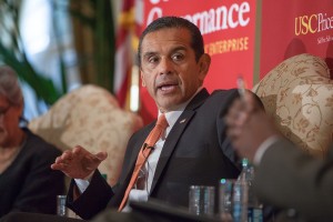 Moving · Los Angeles Mayor Antonio Villaraigosa talks about  updating the city’s transportation at an event held in the Town and Gown ballroom. - Ralf Cheung | Daily Trojan 