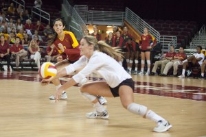 Digging it · Senior libero Natalie Hagglund, an Encinitas, Calif. native, now possesses USC’s all-time dig record after tying and surpassing the record set by Debora Seilhamer late in the pivotal second set. - Ralf Cheung | Daily Trojan 