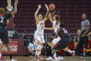 Steady hand · Senior forward Cassie Harberts has paced the Women of Troy with 14.5 points per game this season. First-year head coach Cynthia Cooper-Dyke’s team is second in the Pac-12 standings. - Ralf Cheung | Daily Trojan 