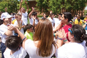 For the kids · Participants surround Zade Shakir, the founder and president of Kicks for Kids, during Sunday’s event at McCarthy Quad. - Austin Vogel | Daily Trojan 