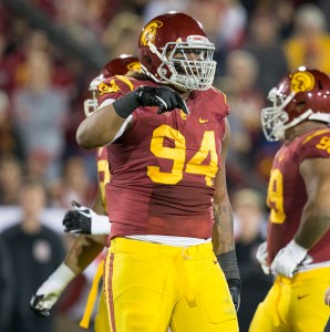 Take it easy · Junior defensive end Leonard Williams sat out of practice on Tuesday to rehab his ankle, which he sprained in practice last week. Despite the injury, Williams recorded 11 total tackles on Saturday. - Ralf Cheung | Daily Trojan 