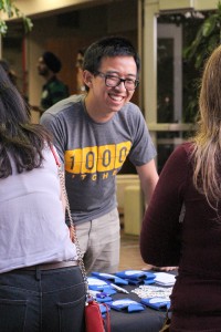 Innovators welcome · Sydney Liu, a sophomore majoring in computer science and business administration, greets students at last Friday’s inaugural 1000 Pitches competition held inside Annenberg’s Innovation Lab. - Zhiliang Zhao | Daily Trojan 