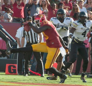 Dixon it up · Freshman tight end Bryce Dixon had a breakout game against Colorado on Saturday, catching two touchdown passes. Dixon previously had one score this year, in the season’s first game against Fresno State. - Mariya Dondonyan | Daily Trojan 