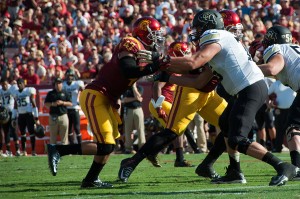 New role · Redshirt sophomore linebacker Scott Felix returns to the starting lineup this week, replacing injured senior J.R. Tavai. Felix was relegated to a backup role after sophomore Su’a Cravens moved to outside linebacker. - Mariya Dondonyan | Daily Trojan 