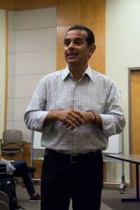 Keepin’ it green · Former Los Angeles mayor Antonio Villaraigosa speaks to students as part of Professor Nicole Esparza’s PPD 225 course. - Mariya Dondonyan | Daily Trojan 