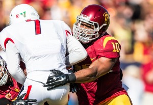 Pullin’ me back · Senior linebacker Hayes Pullard has felt the sting of losing to Arizona State twice in his five-year career as a Trojan. - Ralf Cheung | Daily Trojan 