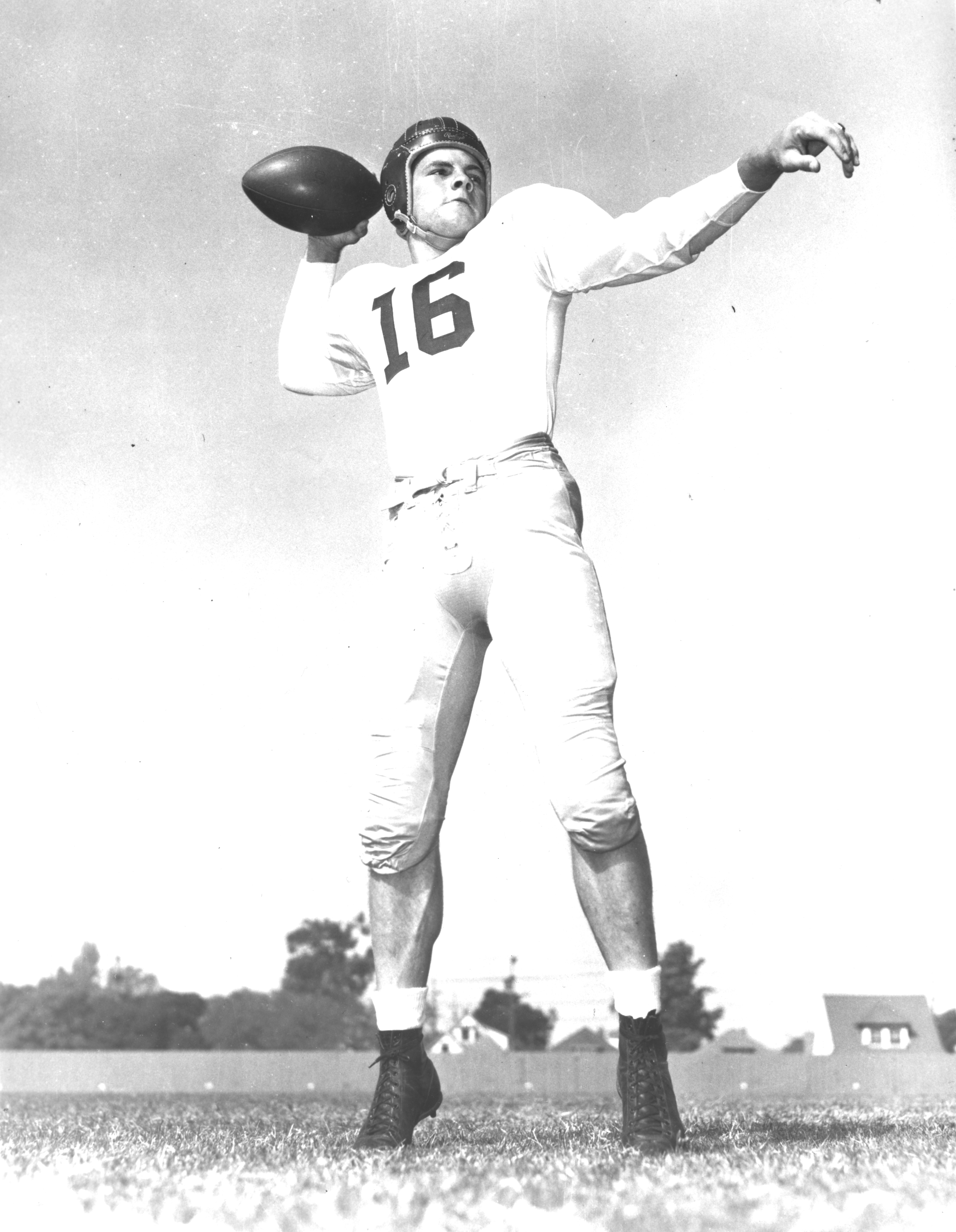 Sports legend Frank Gifford honored at Driller halftime