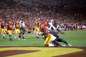 Darreus Rogers catches a slant for a touchdown in Thursday night's win over Cal - Trevor Sochocki | Daily Trojan