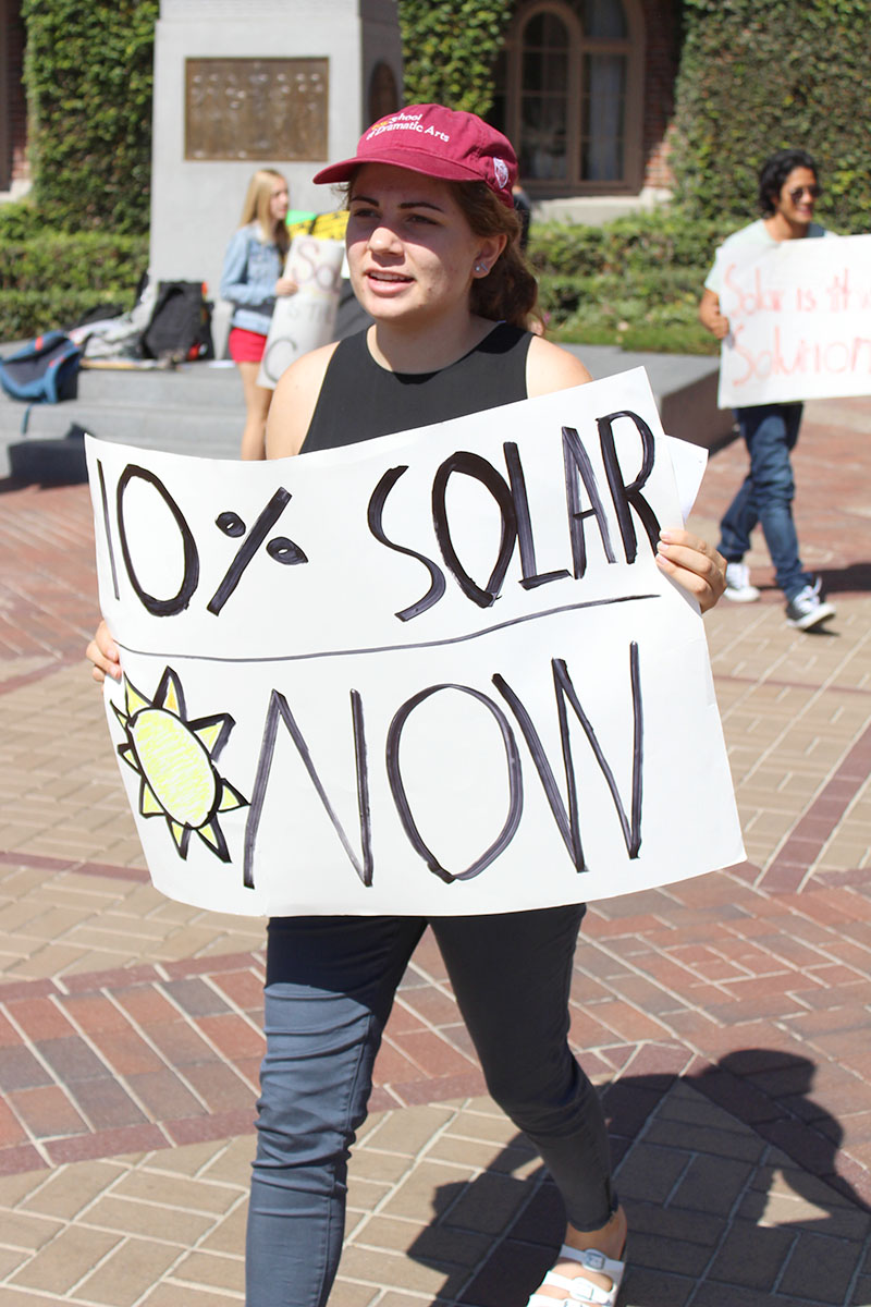 Julia Erickson | Daily Trojan Sun’s out · An Environmental Core member holds up a sign near Tommy Trojan to protest the administration’s response to their Go Solar campaign.