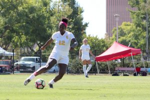 Julia Erickson | Daily Trojan All good things come to an end · Senior Mandy Freeman turns upfield in Saturday’s 1-0 loss to Cal, USC’s first defeat since August. 