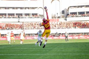 Tyler Petite reaches for a pass from Sam Darnold - Trevor Sochocki | Daily Trojan 