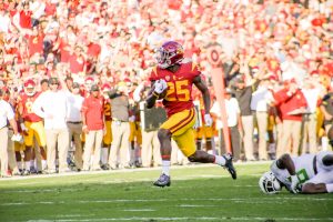 Ronald Jones II scores from 23 yards out, his first of four rushing touchdowns - Trevor Sochocki | Daily Trojan