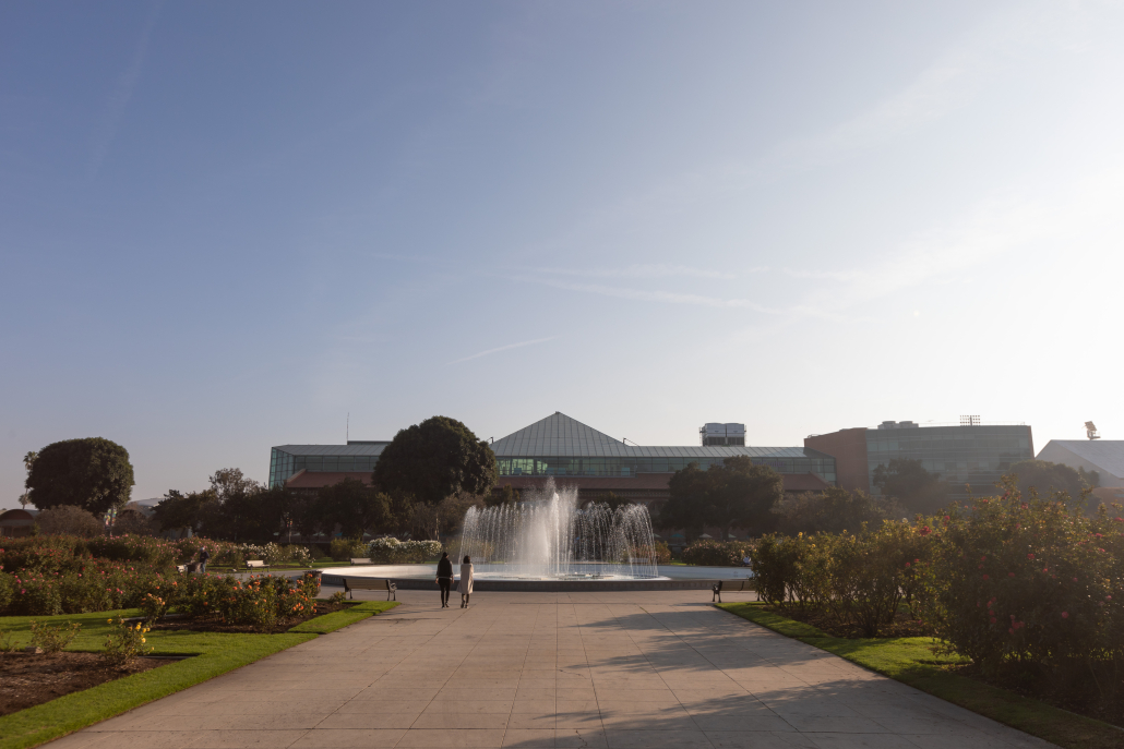 Image of a large fountain in the middle of Exposition Park