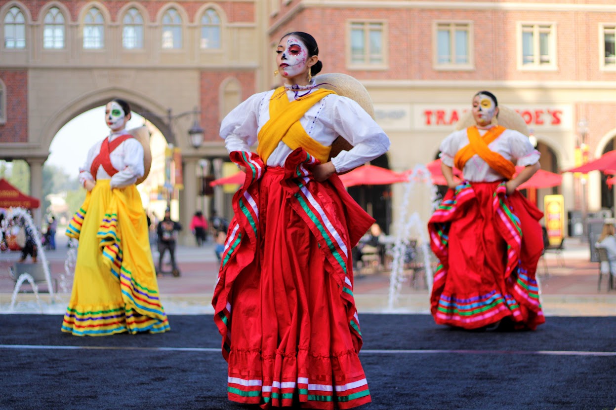 Grupo Folkl rico Spotlights Mexican Culture Daily Trojan