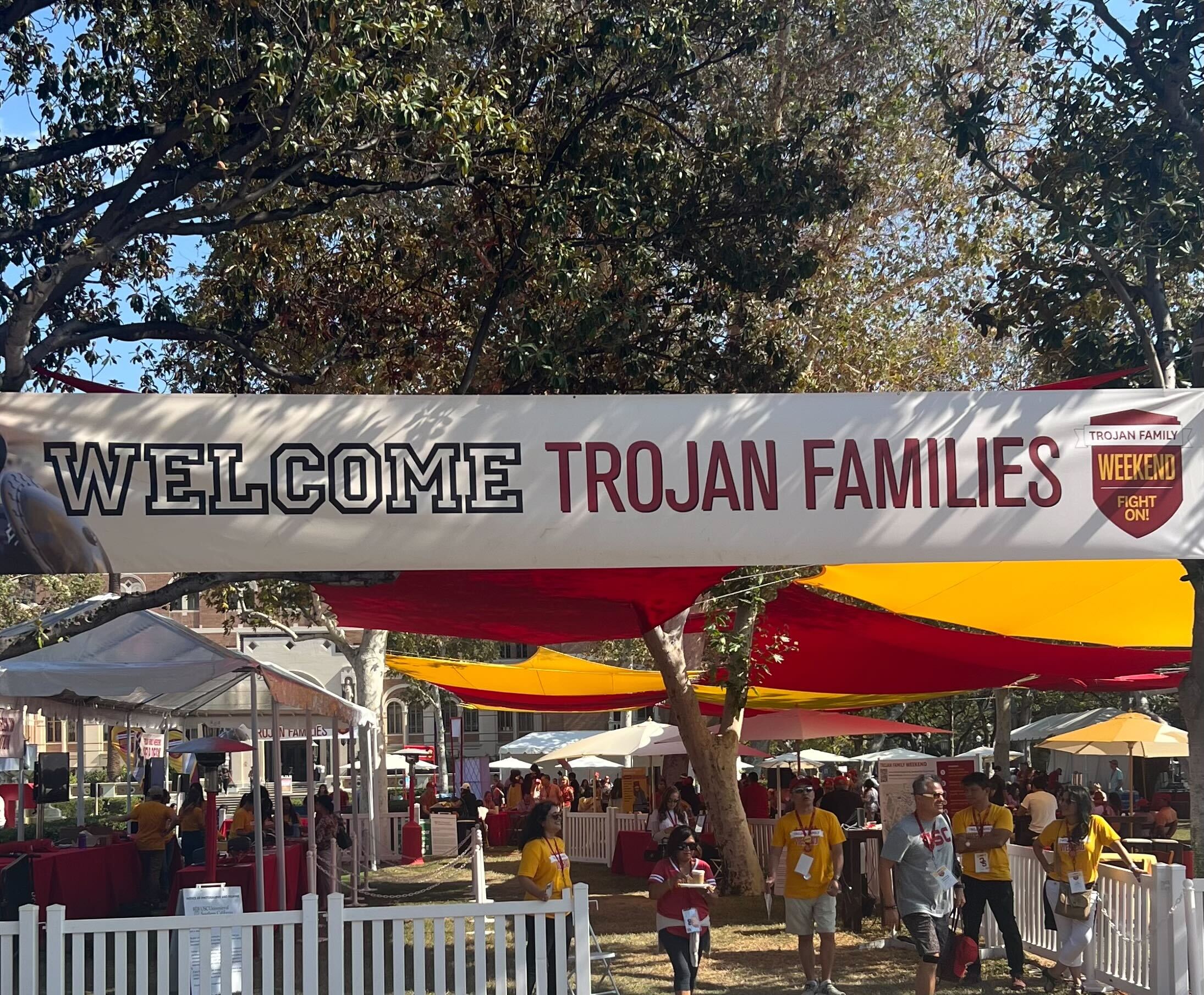 Cougars and “cougars” Alumni, students unite for Trojan Family Weekend