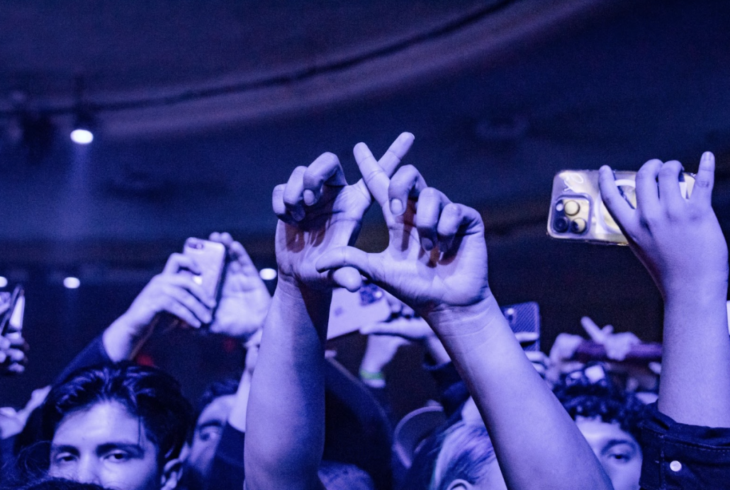 Audience member holds up "XO" hand symbol