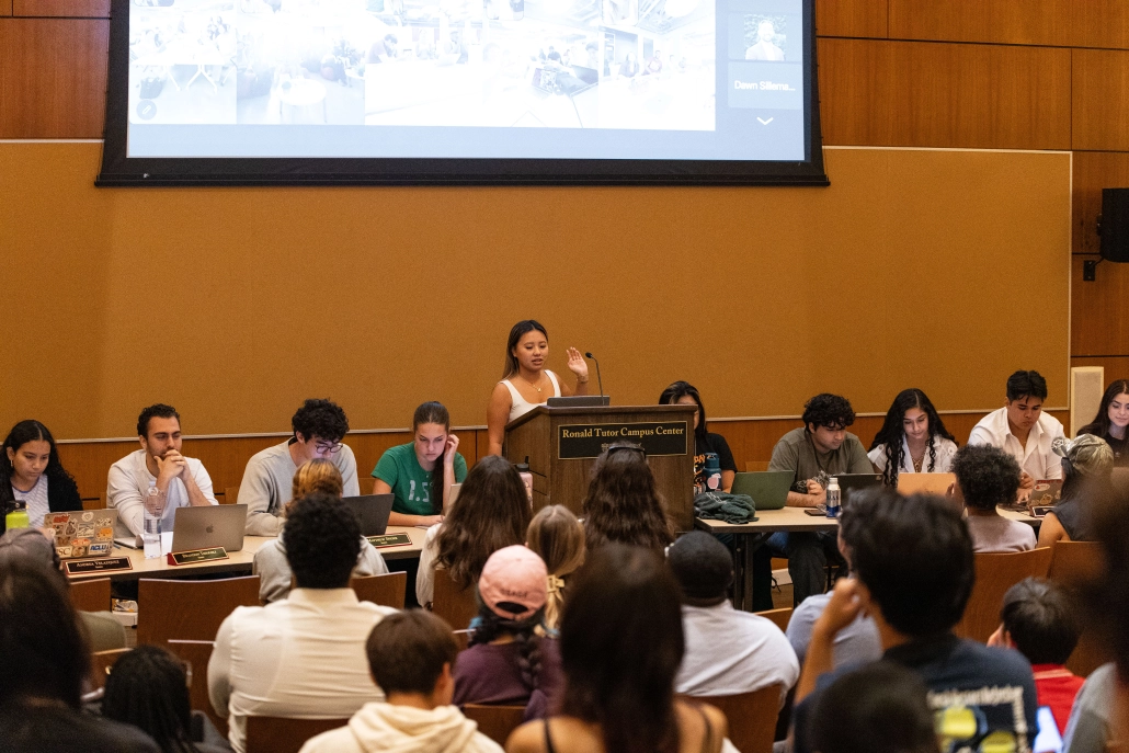 Michelle Lu speaks at a usg meeting