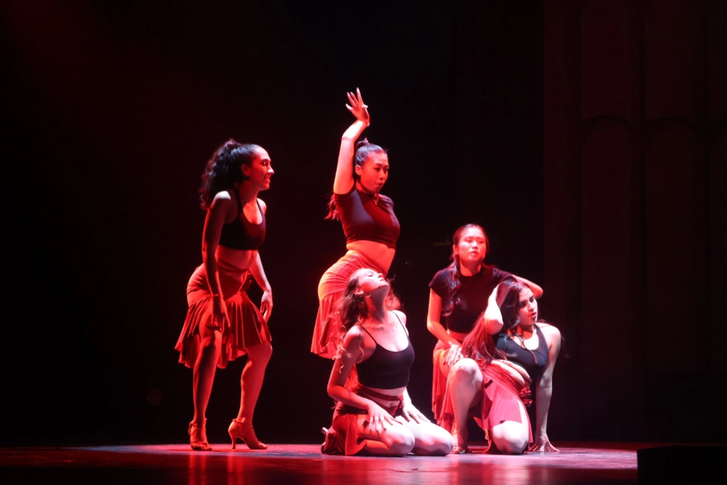 Five Break On 2 dancers start a choreography on stage.