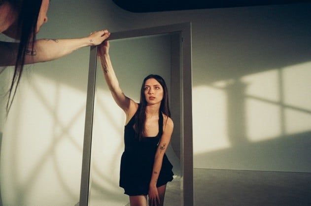 Lizzy McAlpine promoting "Older"