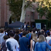 Students gather next to Tommy Trojan in remembrance of Oct 7.