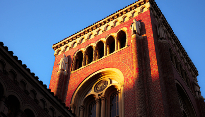 Bovard Auditorium stands strong. (Dieva Mulet / Daily Trojan)