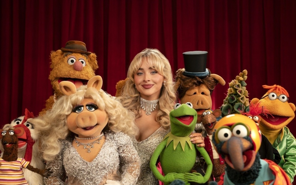Miss piggy and kermit and Sabrina Carpenter pose for photo for "The Muppet Show" in 2026