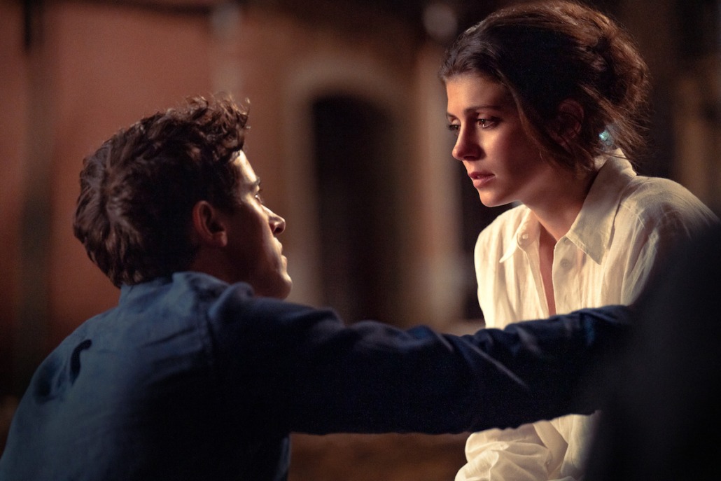 Poppy Wright cries and Alex Nilsen consoles her in the film "People We Meet on Vacation."