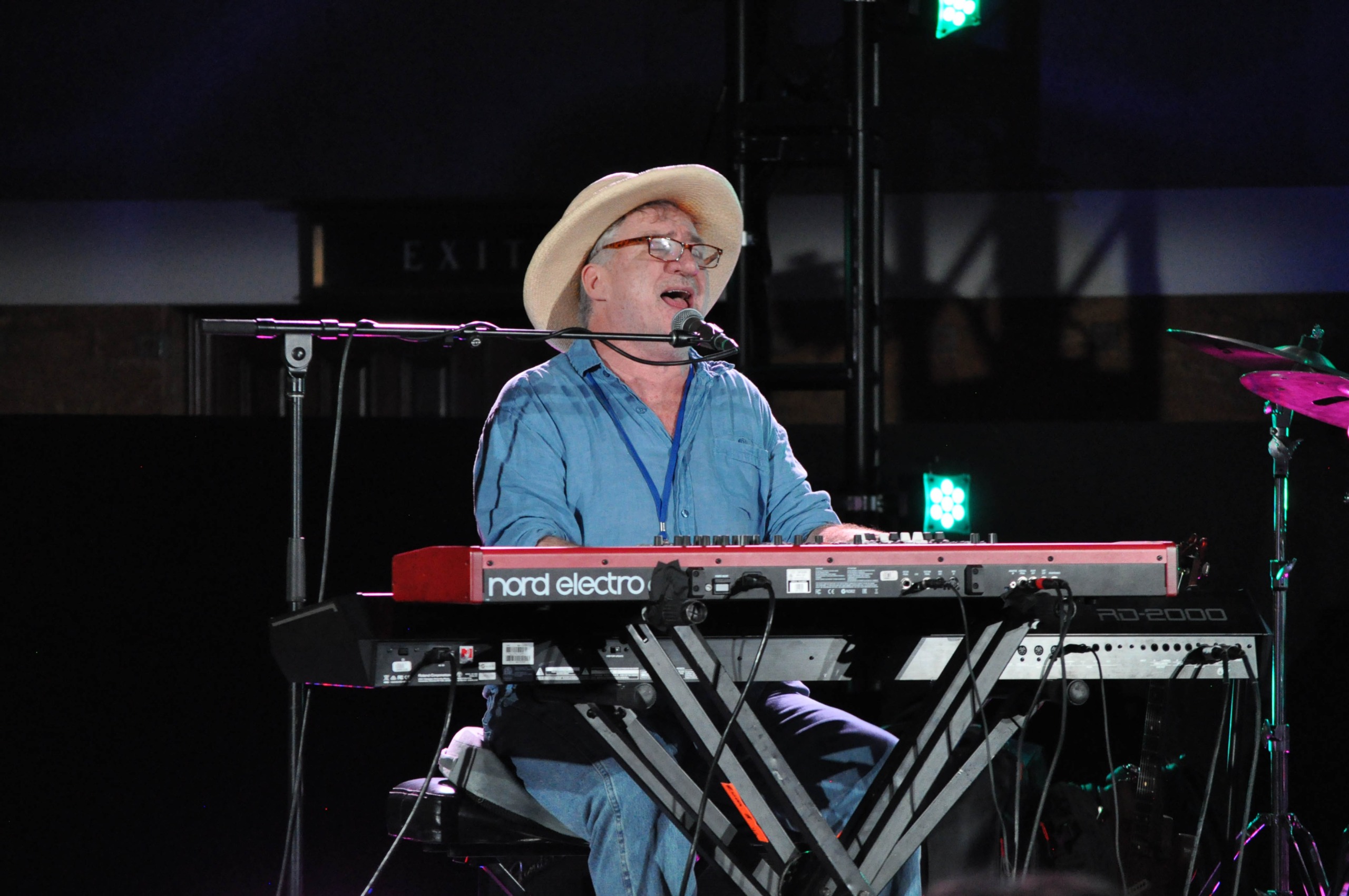 DSC_0159-amj Grammy Award-winner Jon Cleary sings and performs on keys.