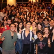 Louie Castro con estudiantes de USC.