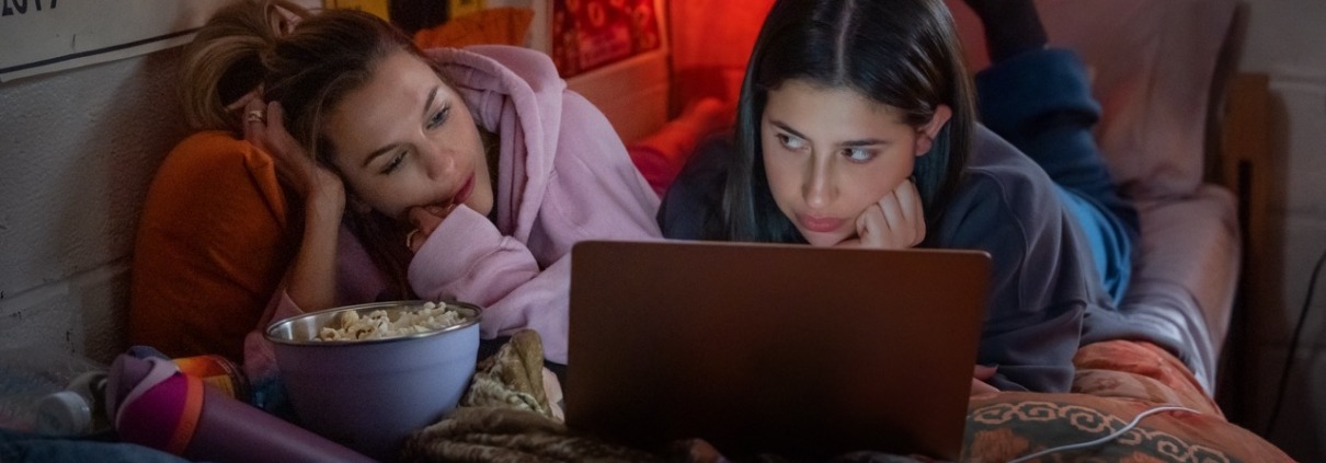 Still from "Roommates" on Netflix with actors Chloe East and Sadie Sandler