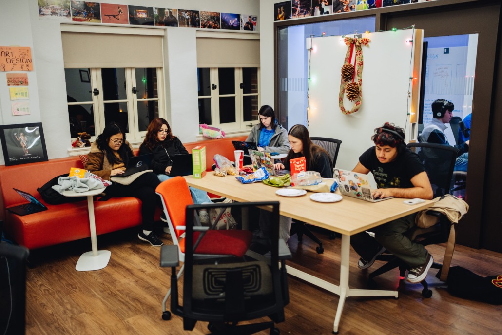 A photo of the Daily Trojan newsroom.